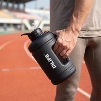 Bouteille d'eau sport réutilisable noire givrée personnalisée de 2200 ml, sans BPA, écologique, sans danger pour les aliments, anti-fuite, avec paille, pour le fitness, la gym, les adultes