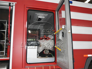 Camion de pompiers Isuzu 8x4 18 tonnes à poudre sèche, spécifications Moyen-Orient, climatisation et manuel en arabe, 20000L, pour usage municipal - Product Image 3