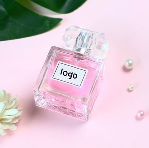 Échantillon gratuit Vente en gros Vaporisateur carré de 45ml pour femmes de luxe Parfum floral Vente directe en usine personnalisable - Product Image 3