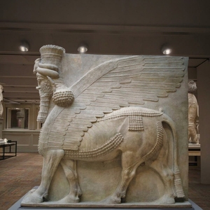 Escultura de Asiria con Diseño Arcaico, de Mármol Antiguo, Personalizada, con Cinco Patas, Forma de Toro, León y Esfinge, para Uso en Interiores y Exteriores, Marca BringFine - Product Image 1
