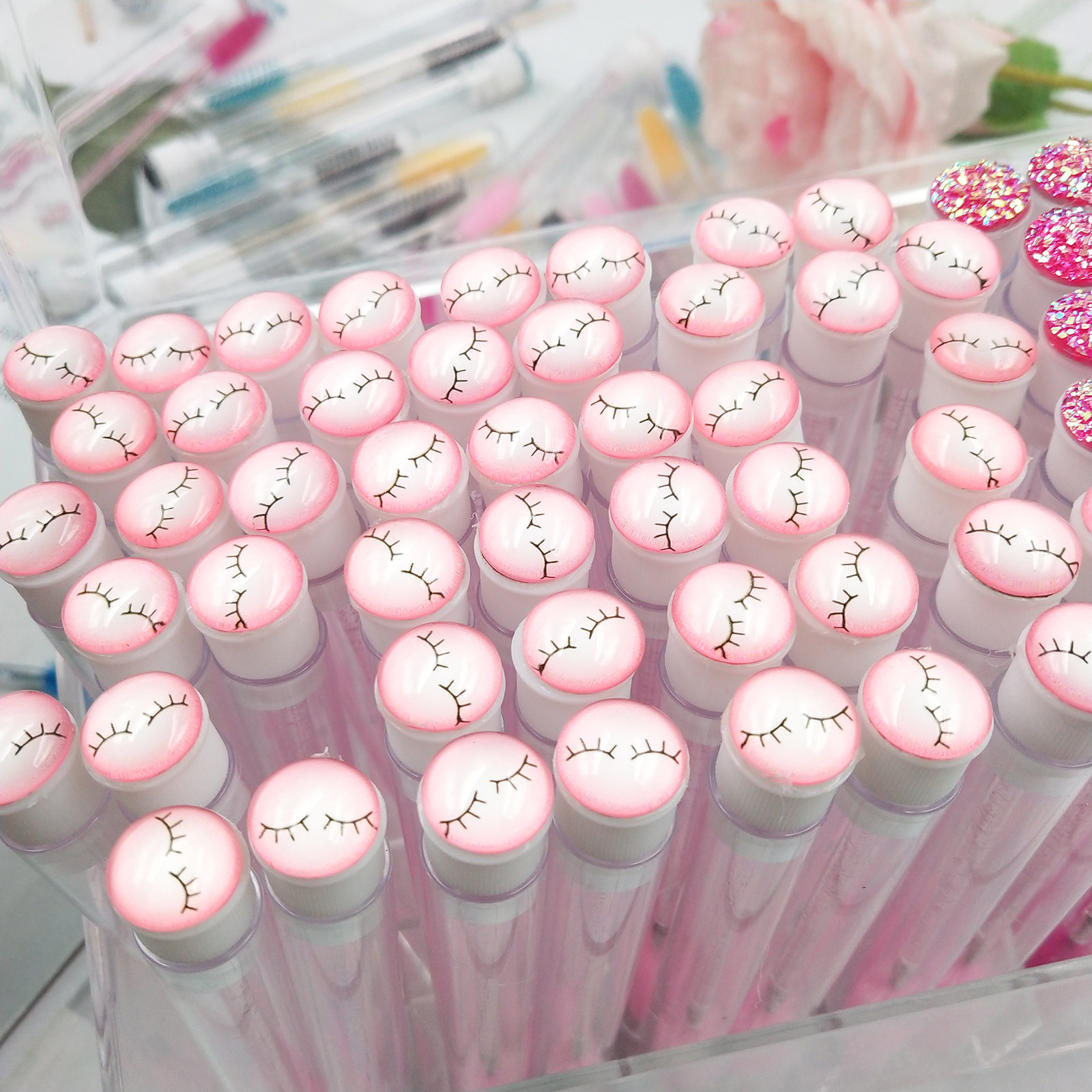 pinceau à sourcils avec tube rose