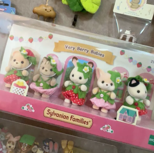 Calico Critters <span class=keywords><strong>Sylvanian</strong></span> Families Collection bébé sur le thème de la fraise, lot de 5 figurines miniatures, cadeau d'anniversaire à collectionner - Product Image 1