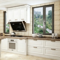 Meubles de cuisine classiques en bois blanc en forme de L avec porte-bouteilles et four