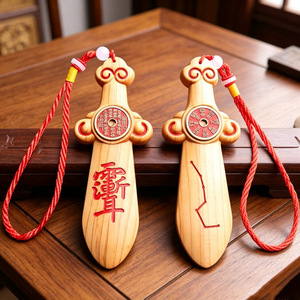 Colgante de espada de madera de durazno, estilo chino, tallado en madera maciza, símbolo auspicioso, joyería decorativa - Product Image 1