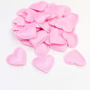 Bán Buôn 2.5Cm/3.5Cm Satin Vải Trái Tim Appliques 3D Độn Trái Tim Trang Trí Cho Bảng & Giường Valentine Của Ngày Trái Tim Chỉnh Trang - Product Image 3