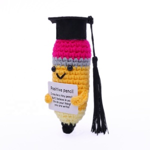 Nuevo Adorno de Hilo Tejido a Mano, Pequeño Lápiz con Birrete de Graduación, Decoración de Dibujos Animados con Energía Positiva para el Hogar y la Oficina - Product Image 2