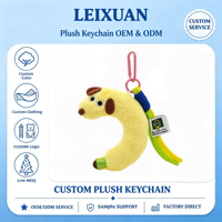 Porte-clés en peluche chien banane mignon, breloque de sac en peluche douce en forme de chiot de dessin animé, pendentif animal en peluche amusant avec mousqueton rose