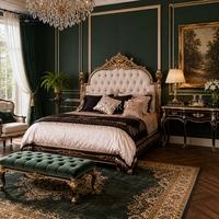 Elysee Crest Bogenförmiges, getuftetes, vergoldetes Bett |   Luxuriöses französisches klassisches Polsterbett in Kingsize - EKAR FURNITURE