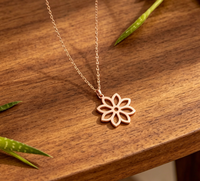 Collier pendentif fleur de lotus délicat en acier inoxydable plaqué or 18 carats, étanche, avec breloque florale creuse pour femme