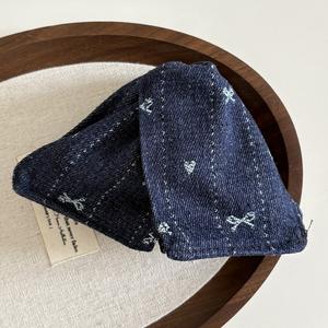 Pince à cheveux vintage en tissu brodé style western, motif triangle et requin - Product Image 5