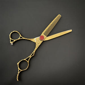 กรรไกรตัดผม L2 ขนาด 6 นิ้ว สีทอง กรรไกรซอยผม ด้ามจับแบบโปร่ง ดีไซน์ประดับอัญมณี สำหรับใช้งานด้านความงาม ใช้ได้กับคนถนัดขวา ใบมีดมาตรฐาน - Product Image 2