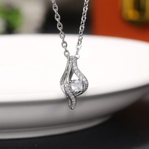 Ciondolo in Oro Bianco con Diamante Taglio Brillante Rotondo, Gioiello Classico da Donna per Uso Quotidiano, Diamanti Naturali Colore G - Product Image 1