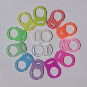Anneau de fixation en silicone pour sucette de bébé avec anneaux transparents colorés - Product Image 1