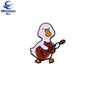 Badge de collection Meishan en alliage métallique gravé, motif dessin animé ludique <span class=keywords><strong>Gosling</strong></span> marchant sur l'herbe, nœud papillon et détail d'aile de guitare - Product Image 2
