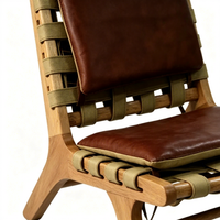 Fauteuil de salon vintage moderne en cuir véritable, confortable, avec structure en bois, pour un mobilier de salon moderne.