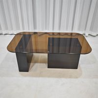 Table basse ovale avec plateau en verre fumé et base en acier inoxydable noir