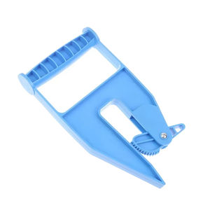 Herramienta de sujeción de tapetes de alta resistencia para establos de caballos, gimnasios, remolques y tapetes de goma con asas - Product Image 1