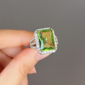 Anello geometrico F1633 da donna con pietra verde e accenti di diamanti, placcato oro 18 carati. - Product Image 4