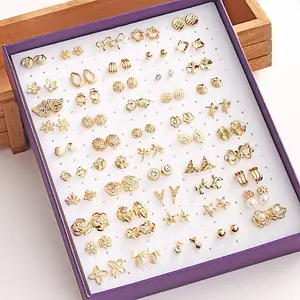 Kore versiyonu 50 çift kutulu karışık toplu küçük altın küpe moda içi boş elmas hipoalerjenik küpe toptan