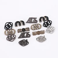 Étiquettes métalliques écologiques personnalisées en alliage de zinc plaqué, découpées au laser, pour vêtements, chapeaux, sacs, avec logo personnalisé en relief et finition antique.