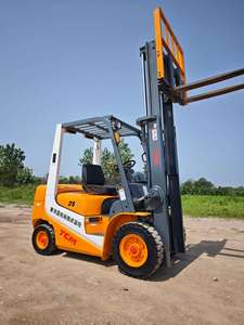 Montacargas TCM FD25 de 2.5 Toneladas de Segunda Mano en Buen Estado, Motor Japonés, Elevación Hidráulica, Desplazador Lateral, Mástil de Dos Etapas - Product Image 2