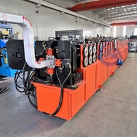 Machine de formage à rouleaux pour coudes de gouttières et de descentes d'eau en fer, avec moteur, boîte de vitesses, pompe et roulement
