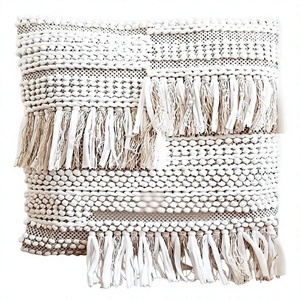 Housse de coussin carrée bohème en laine tissée avec pompons, amovible et lavable, garnissage 100% coton, coussin décoratif pour la décoration intérieure - Product Image 1