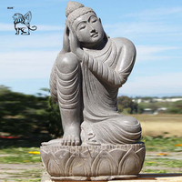 Décoration religieuse extérieure en pierre de lave naturelle noire Statue de bouddha de jardin en marbre Taille réelle Inde Sculpture de bouddha assis