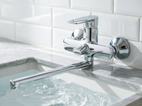 Robinet de douche mural en alliage de zinc chromé avec noyau en céramique, mitigeur bain-douche adapté aux salles de bain d'hôtels et d'appartements