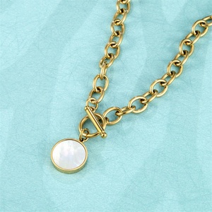 Collier tendance en acier inoxydable avec fermoir OT, chaîne à maillons, pendentif rond en coquillage plaqué or 18 carats, vente en gros - Product Image 5