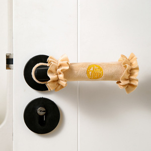 ฝาครอบมือจับประตูกำมะหยี่สีแดงพร้อมตัวอักษรฟูปักสำหรับประตูทางเข้า ติดตั้งง่าย วัสดุโฟม PU - Product Image 2