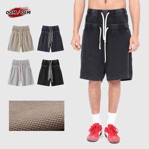 Shorts amples pour hommes avec tissu gaufré texturé flocon de neige vintage, double ceinture élastiquée et fermeture à cordon de serrage - Product Image 1