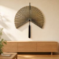 Décoration murale en bambou plissé de style bohème, tissée à la main, écologique, en forme d'éventail, avec pompons, taille personnalisée, logo OEM sur mesure