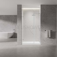 Cabine de douche moderne sans cadre avec paroi en verre et structure métallique