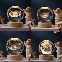 Lampe de Chevet LED USB Moderne à Changement de Couleur avec Boule de Verre Gravée en 3D Planète, Base en Bois, Décoration Maison, Cadeau