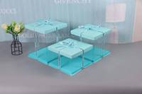 Boîte à gâteau avec couvercle en papier bleu, base bleue et panneaux latéraux transparents. Matériel de qualité alimentaire, recyclable sans ruban