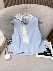 Completo Due Pezzi Personalizzato da Donna: Top Senza Maniche con Laccio al Collo e Pantaloncini Plissettati a Vita Alta per un Look Elegante e Casual da Vacanza - Product Image 4