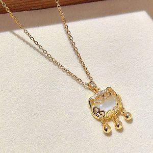 Collana con Ciondolo a Forma di Lucchetto Stile Occhio di Gatto, Accessorio Elegante da Donna per Uso Quotidiano - Product Image 5
