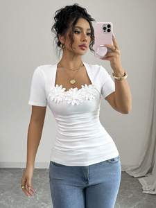 Personnalisé <span class=keywords><strong>Femme</strong></span> Slim Fit Applique <span class=keywords><strong>Broderie</strong></span> 3D Fleur Tee Sexy Plain <span class=keywords><strong>Blanc</strong></span> Col Carré Froncé Manches Courtes Y2k <span class=keywords><strong>T</strong></span>-<span class=keywords><strong>shirt</strong></span> pour Dame - Product Image 4