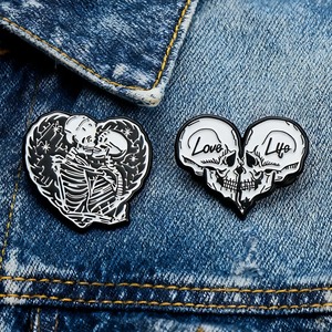 Broche de Calavera con Corazón Blanco y Negro, Estilo Gótico, Pin Retro para Chaquetas, Sombreros, Bolsos, Regalo de Humor Oscuro (1/2 Piezas) - Product Image 2