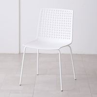 Chaise ergonomique durable en polypropylène noir et blanc, dossier respirant, chaises de salle à manger empilables en plastique colorées avec pieds en métal