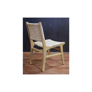 Experimente la elegancia moderna con la silla de ratán Sabang, hecha a mano con ratán bien pulido y madera de teca resistente, 50x60x88 cm. - Product Image 5