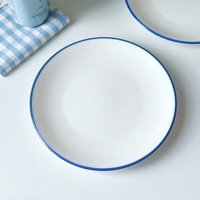 Assiette à dîner en céramique à bord bleu Ins Cute Dessert Shallow Pasta Cake Plate Classic Disposable Fish Flat for Events Wholesale