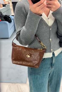 Sac à main de créateur vintage en cuir véritable pour femme avec fermeture ouverte à sangle unique et doublure en coton ciré style seau - Product Image 2