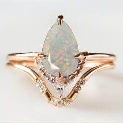 Anillo de Compromiso de Oro Rosa para Mujer con Amatista, Gema de Corte Pera con Detalles de Diamantes, Montura Romántica de Garras - Product Image 4