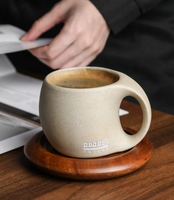 Ensemble tasse et soucoupe en céramique rustique rétro minimaliste, mug pour latte art de niche, tasse à boire pour le thé de l'après-midi à la maison