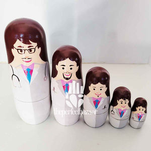 ชุดตุ๊กตาไม้หมอแบบซ้อนกันได้ 5 ตัว จาก The Perfect Bazaar - Product Image 1