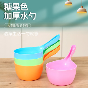Cucharón de agua de plástico grueso y colorido, mango largo de gran capacidad para uso en cocina y camping - Product Image 1