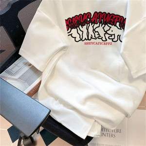 تيشيرت صيفي للجنسين من القطن 100%، مريح ويسمح بالتهوية، بقصة واسعة ومقاس كبير، بطباعة عصرية لملابس الشارع للرجال - Product Image 3