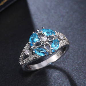 Anello di Moda con Trifoglio in Pietra Blu, Design Minimalista ed Elegante, Gioiello da Donna per Uso Quotidiano - Product Image 5